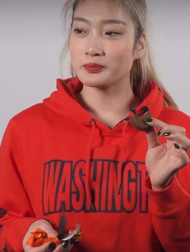 小溪边的美女